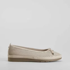 Bailarina perfos de piel beige COMFEET