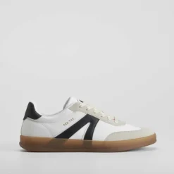 Deportiva urbana blanca y negra NYC