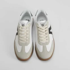 Deportiva urbana blanca y negra NYC