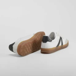 Deportiva urbana blanca y negra NYC