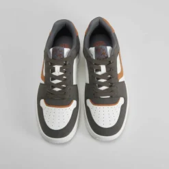 Deportiva urbana gris NYC