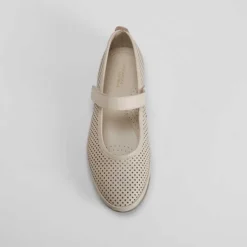 Merceditas perfos de piel beige COMFEET