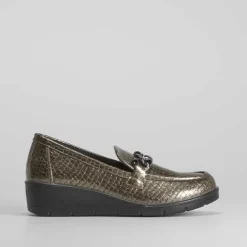 Mocasín cadena metalizado de COMFEET
