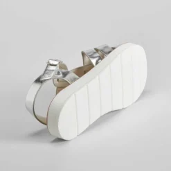 Sandalia cangrejera color plata OH GIRL