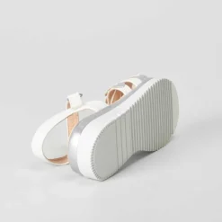 Sandalia de tiras con corazones blanca OH GIRL