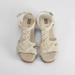 Sandalia tacón madera macramé blanca XTI