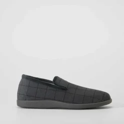Zapatilla casa cerrada cuadros negra COMFEET