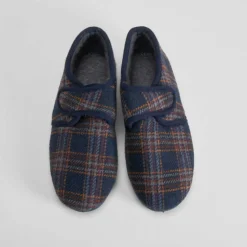 Zapatilla casa cerrada cuadros velcro azul OLYNE