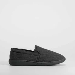 Zapatilla casa cerrada cuadros negra OLYNE