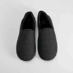 Zapatilla casa cerrada cuadros negra OLYNE