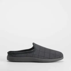 Zapatilla casa cuadros negra COMFEET