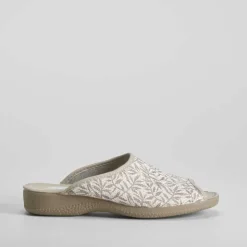 Zapatilla de casa estampada beige COMFEET